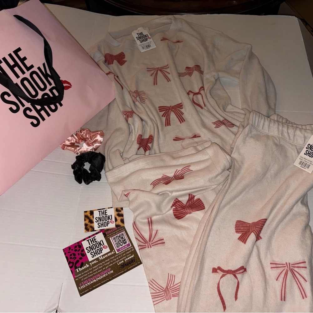 Softest Snooki shop lounge set with bows! NWT size medium get everything in pic